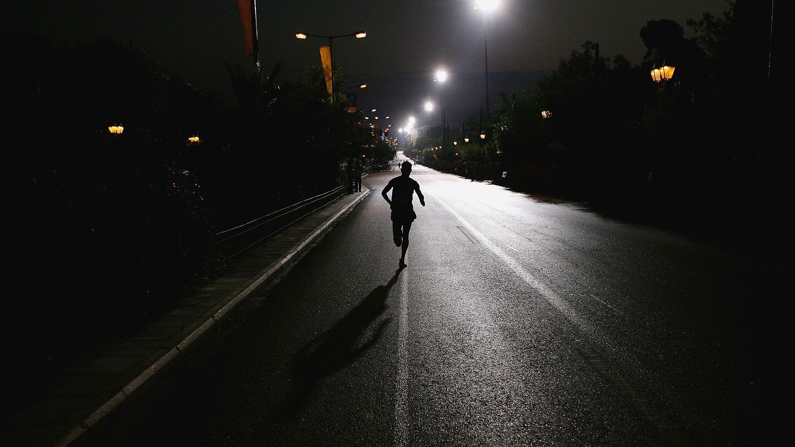 Человек бежит в темноте