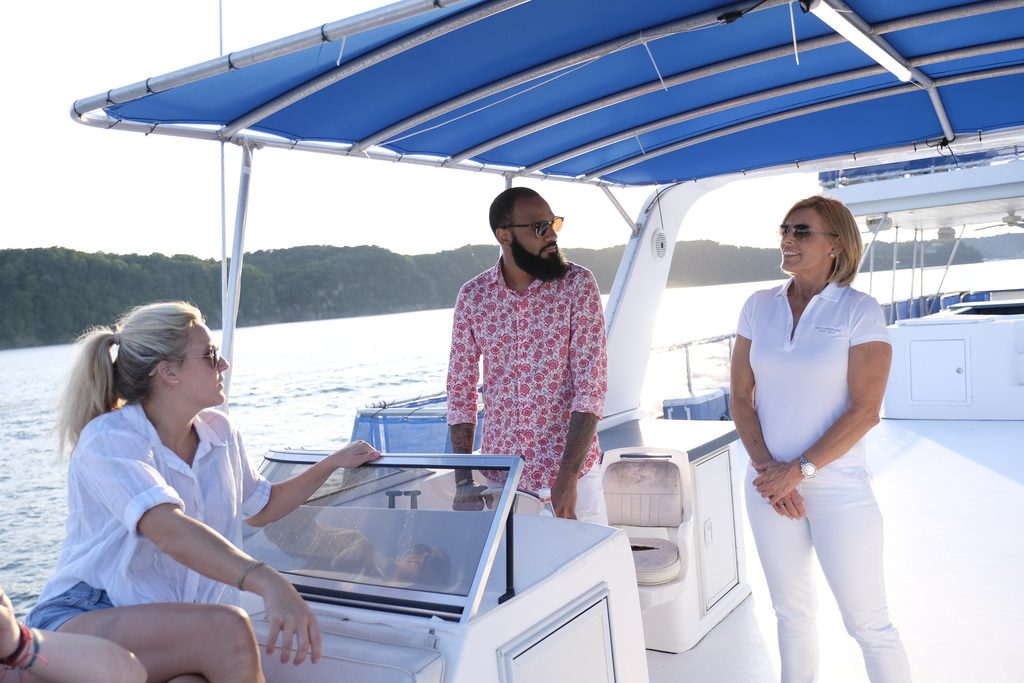 Justin Sutherland stands behind the wheel on a Kentucky houseboat on ‘Top Chef.’