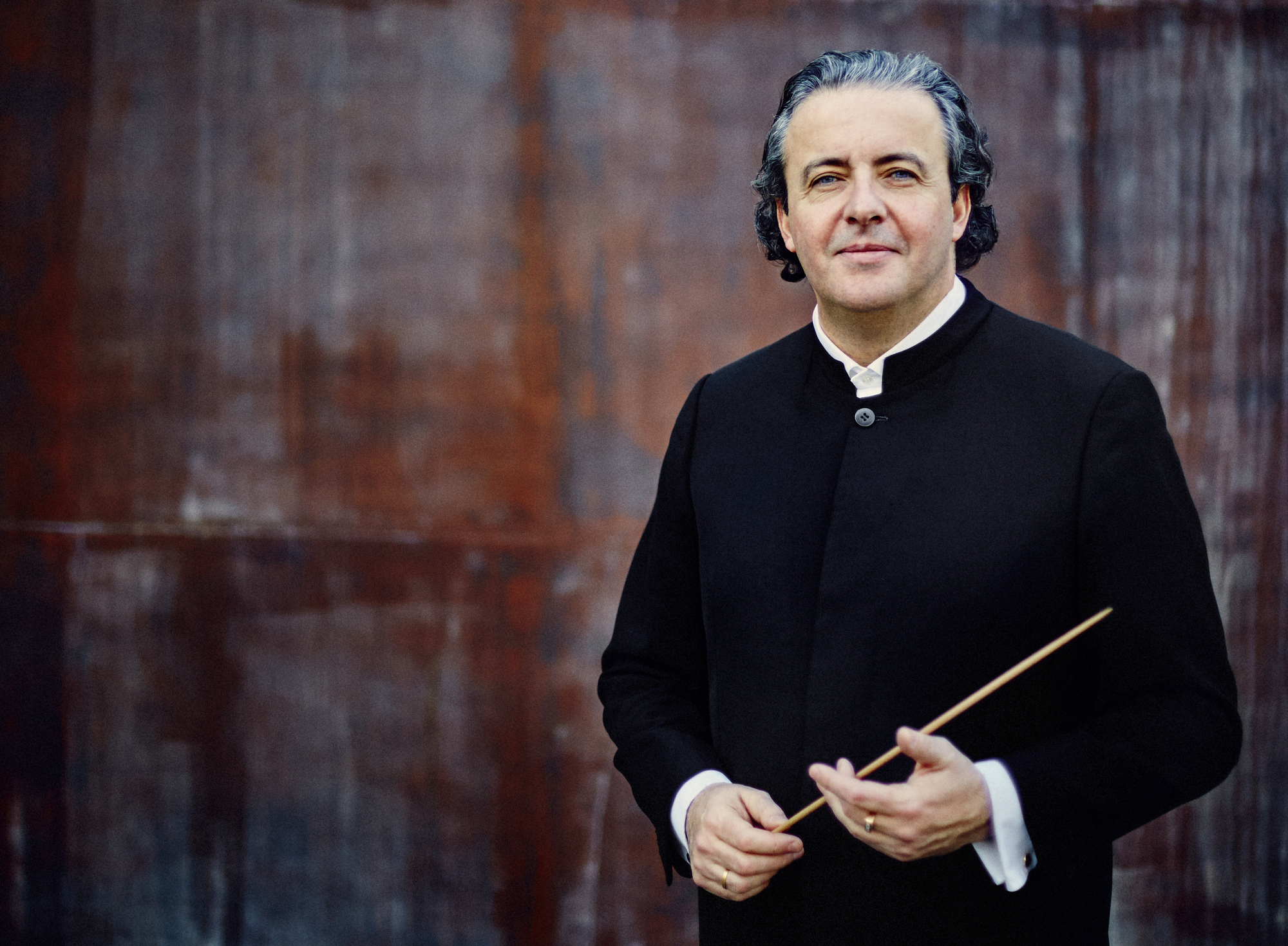 Juanjo Mena: At Orchestra Hall: May 3-4. Résumé: This Spanish-born conductor successfully led the BBC Philharmonic for seven seasons. He offers a wide repertoire and extensive experience conducting top international orchestras.