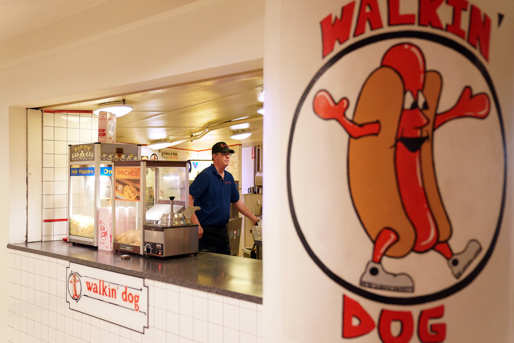 Walkin’ Dog is wedged into a dark corner of Northstar Center’s first-floor food court, a busy pass-through off the skyway system in downtown Minneapolis.
