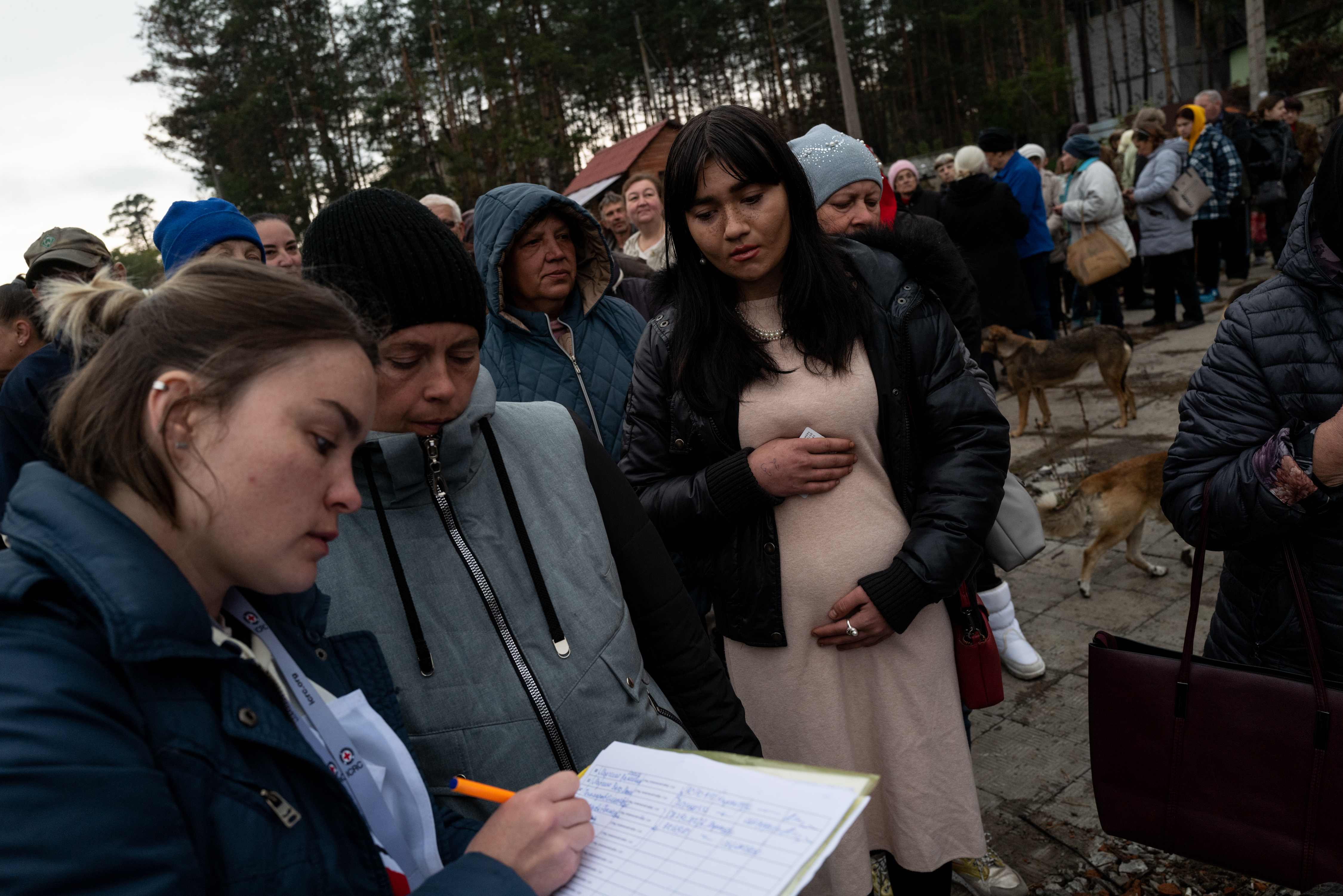 Civilians seek aid in Ukrainian city of Sviatohiersk