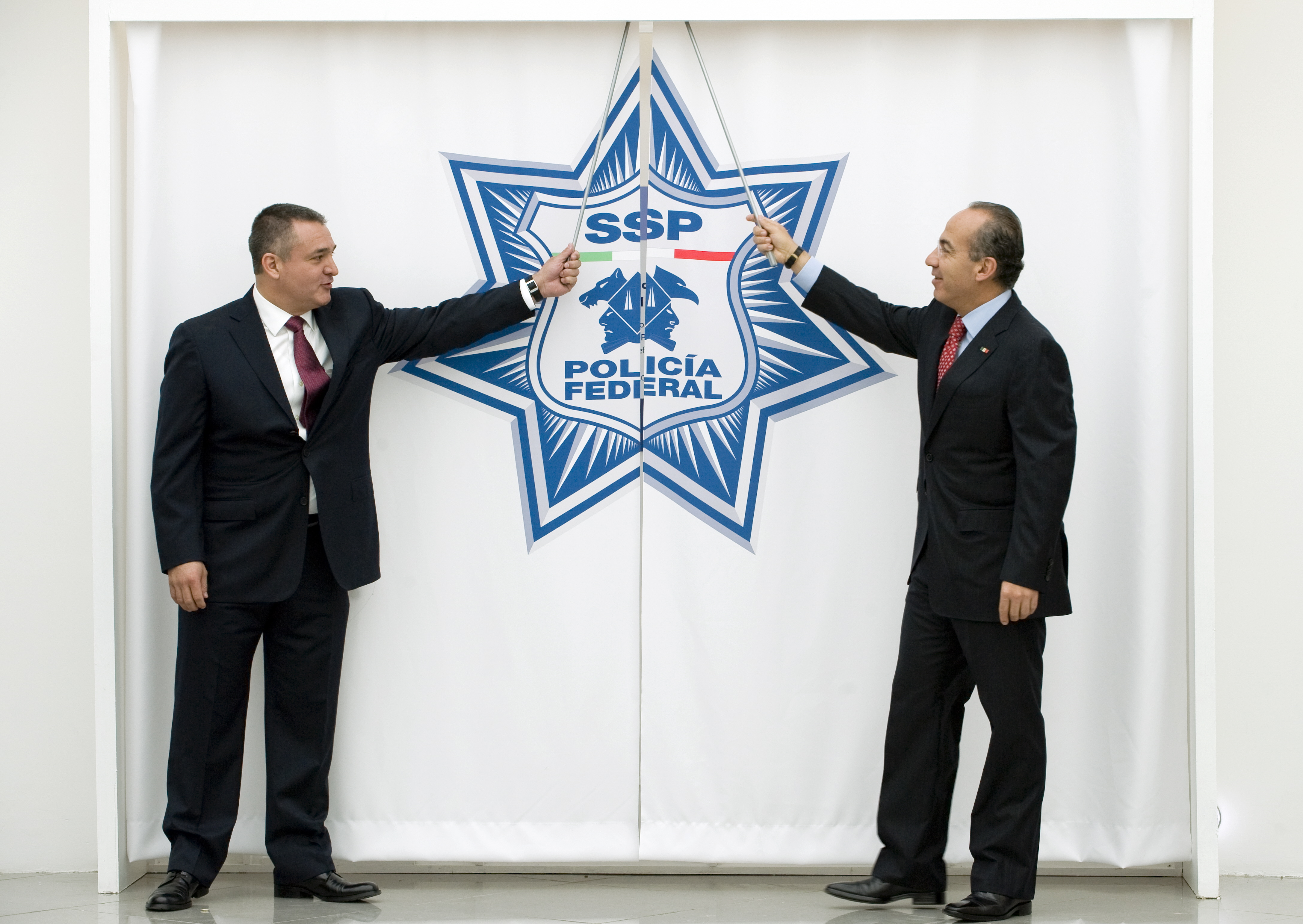 Mexican President Felipe Calderon (R) and the Secretary of the Mexican Federal Police Genaro Garcia Luna (L) prepare to inaugurate the Mexican Federal Police new Intelligence Center, in Mexico City, on November 24, 2009.