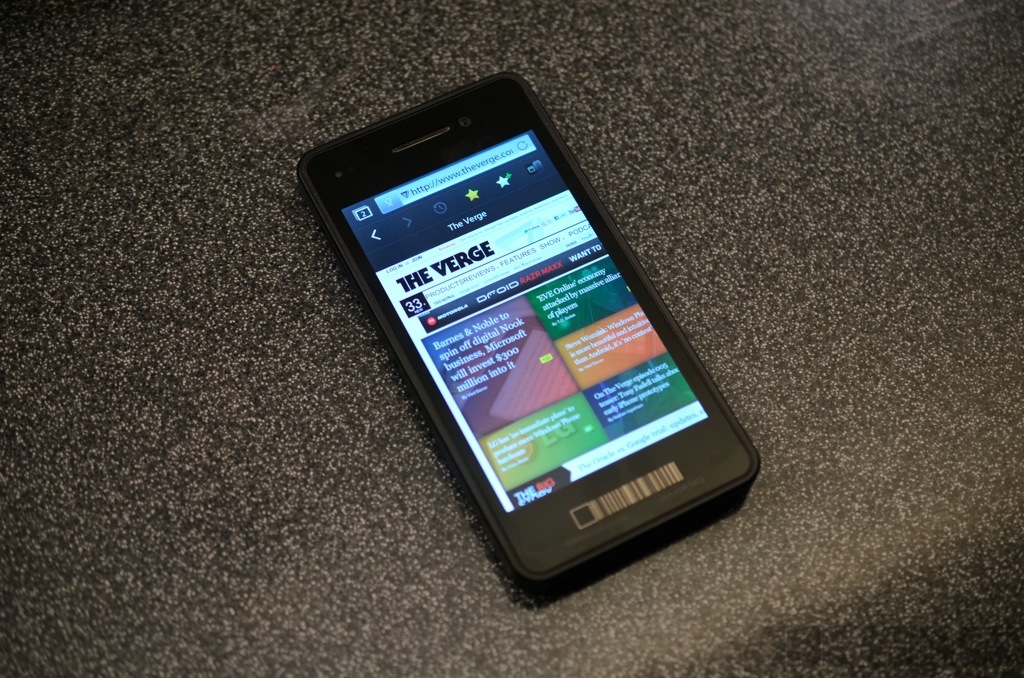 Gallery Photo: BlackBerry 10 Dev Alpha developer testing device hands-on pictures
