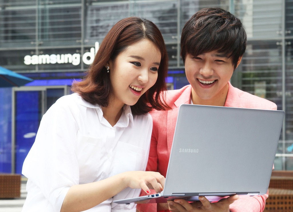 Samsung Series 9 Silver (cropped)