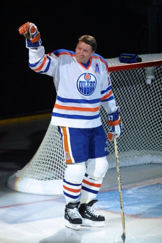 October 6, 2001: Incoming Hockey Hall of Famer Jari Kurri acknowledges the Edmonton crowd at the ceremony retiring his Oilers number 17.