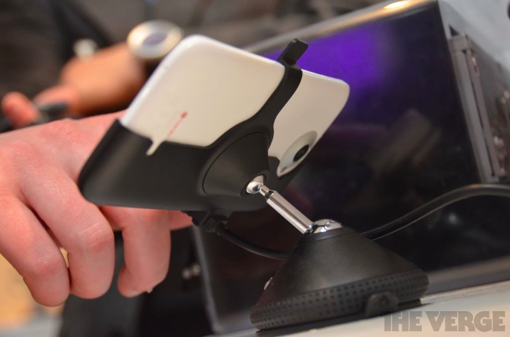 Gallery Photo: HTC car dock and media dock