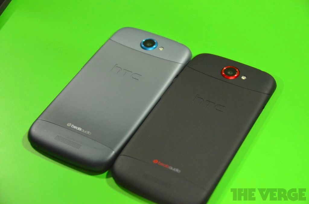 Gallery Photo: HTC One S in gray and One X in black hands on photos