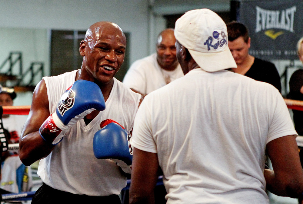 LAS VEGAS, NV - JULY 21:  Floyd Mayweather during a training session at his gym in Chinatown on July 21, 2011 in Las Vegas, Nevada.  (Photo by Scott Heavey/Getty Images)