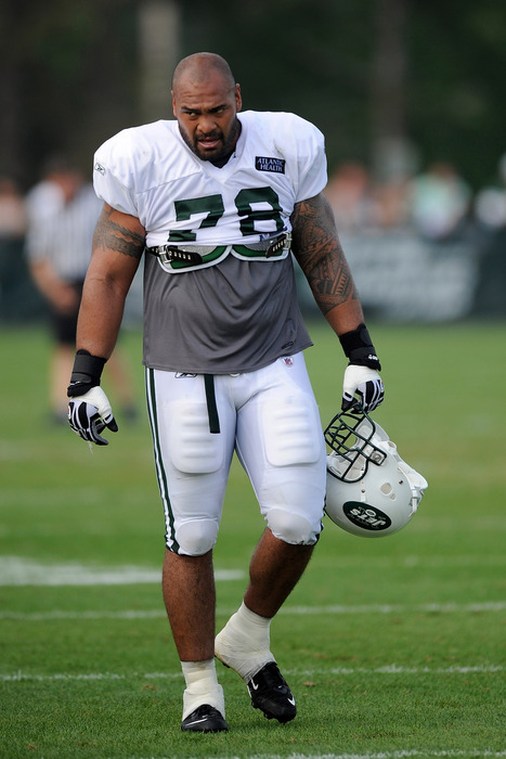 FLORHAM PARK, NJ - AUGUST 07:  Wayne Hunter #78 of the New York Jets walks off the field after practice at NY Jets Practice Facility on August 7, 2011 in Florham Park, New Jersey.  (Photo by Patrick McDermott/Getty Images)