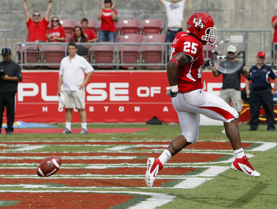 HOUSTON - SEPTEMBER 03:  Running back Bryce Beall #25 of the Houston Cougars scores against UCLA at Robertson Stadium on September 3, 2011 in Houston, Texas.  (Photo by Bob Levey/Getty Images)
