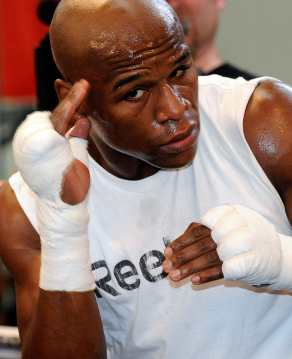 LAS VEGAS - APRIL 14:  Boxer Floyd Mayweather Jr. works out April 14, 2010 in Las Vegas, Nevada. Mayweather is scheduled to face Shane Mosley in a 12-round welterweight bout on May 1, 2010 in Las Vegas.  (Photo by Ethan Miller/Getty Images)