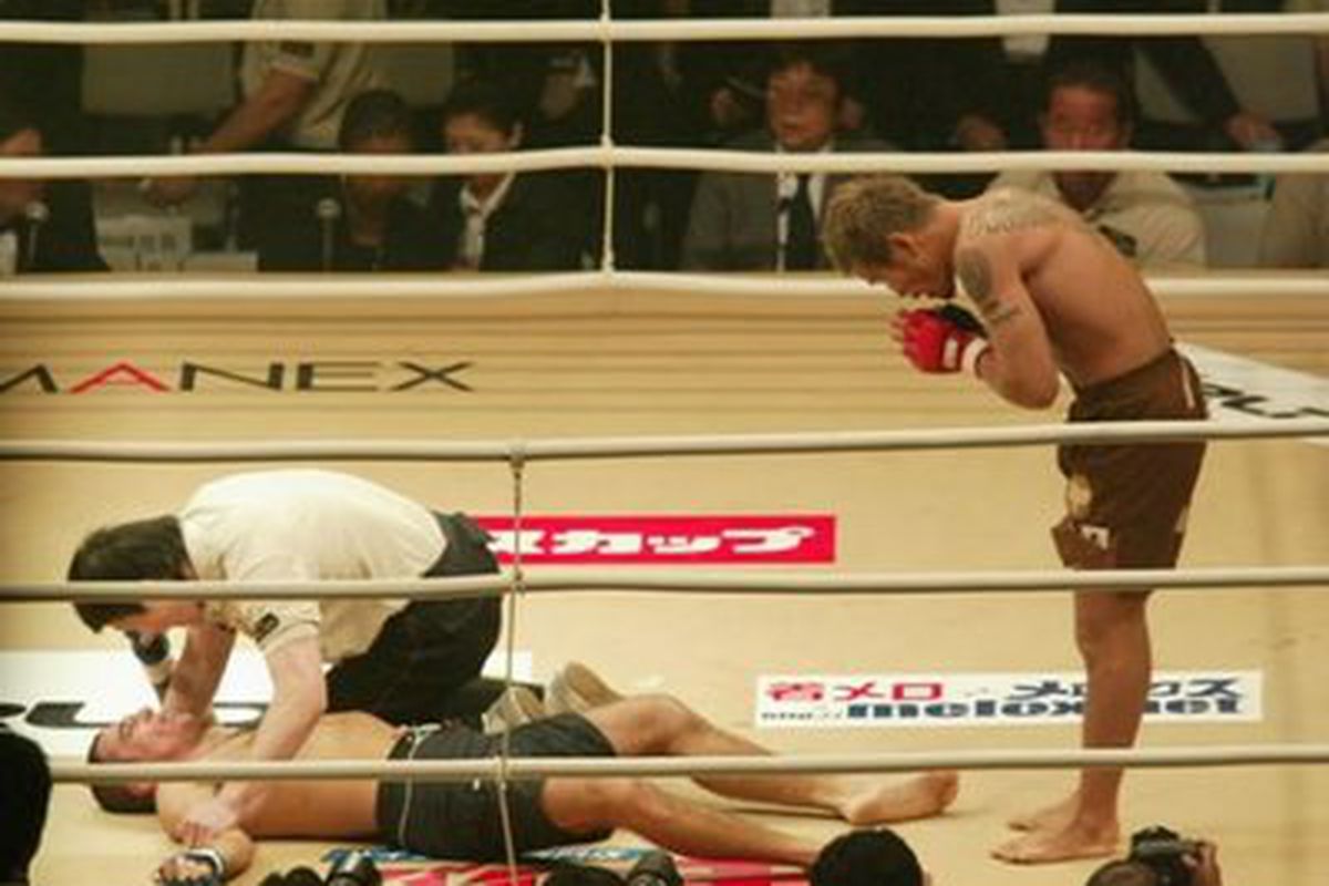Genki Sudo bows to Royler Gracie after their bout at K-1 ROMANEX