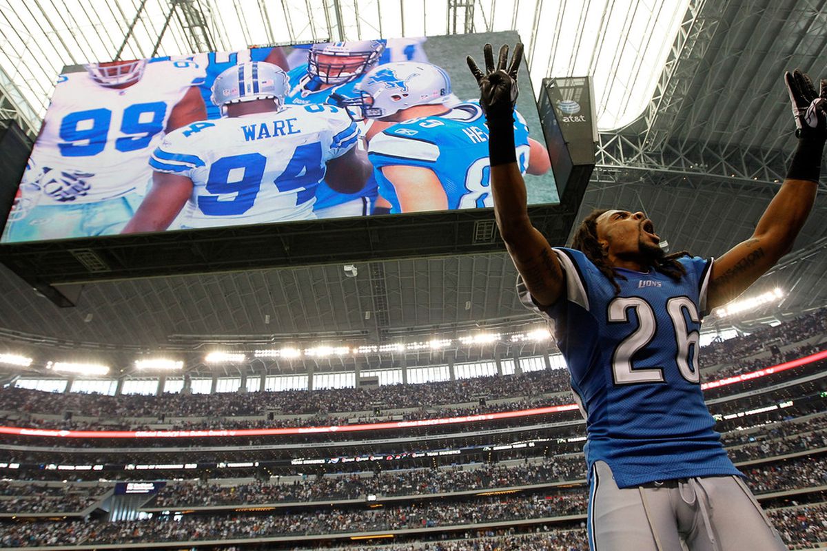 Louis Delmas lets everybody in Cowboys Stadium know that the Lions are 4-0.