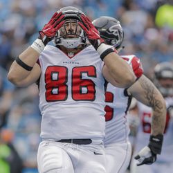 Atlanta Falcons' D.J. Tialavea (86) celebrates his touchdown catch in the end zone in the first half of an NFL football game in Charlotte, N.C., Saturday, Dec. 24, 2016. The Falcons won 33-16. (AP photo/Bob Leverone)