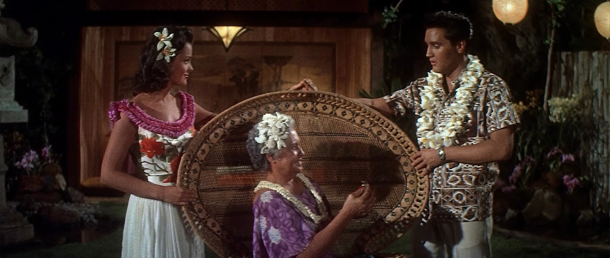 Elvis Presley và Joan Blackman trong Blue Hawaii.