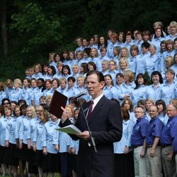 Elder Craig Cardon of the First Quorum of the Seventy and the Mormon Tabernacle Choir spoke and sang in Black River Falls, Wis.