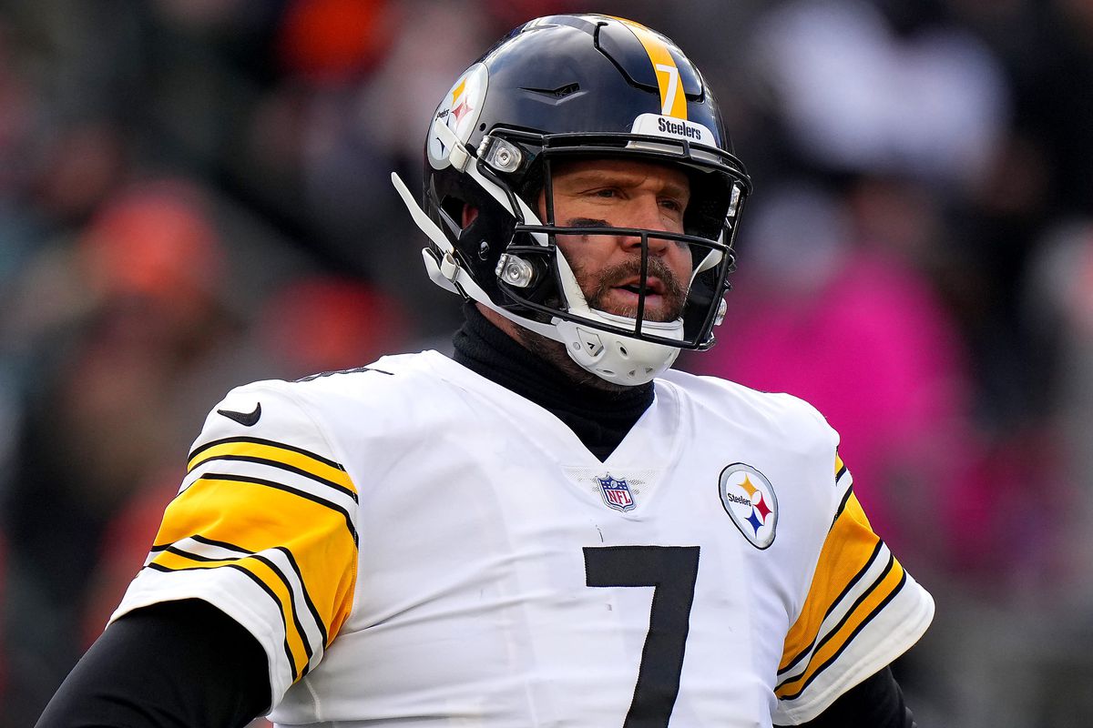 Pittsburgh Steelers quarterback Ben Roethlisberger (7) reacts after an incomplete pass in the third quarter during a Week 12 NFL football game against the Pittsburgh Steelers, Sunday, Nov. 28, 2021, at Paul Brown Stadium in Cincinnati.