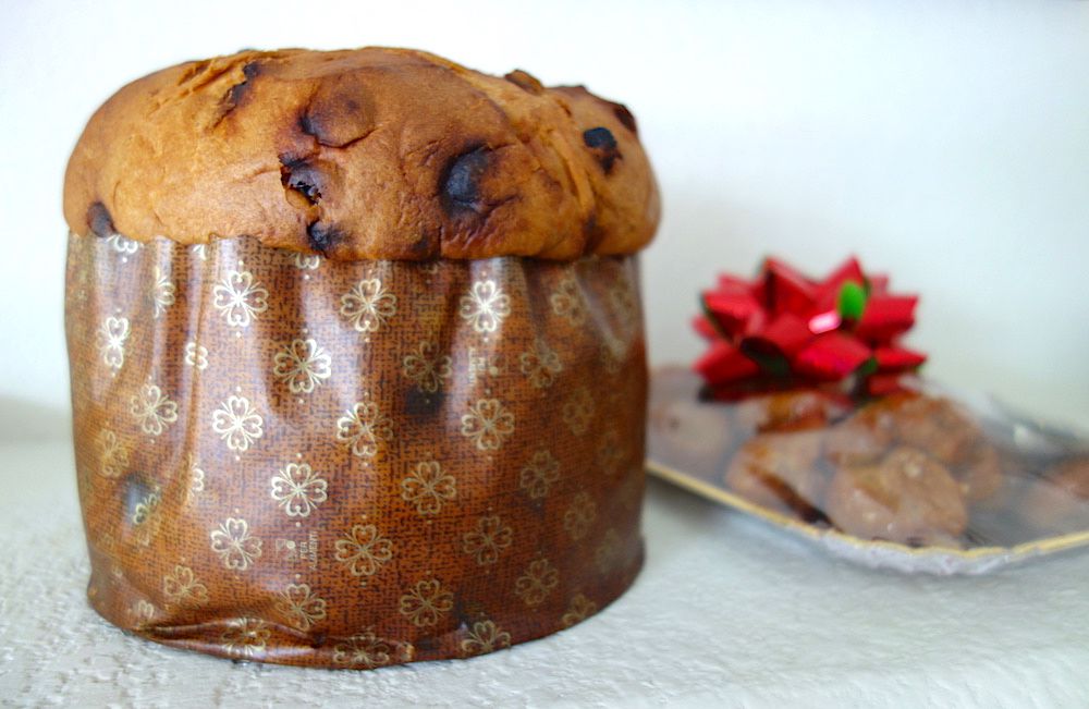 Loaf of panettone with cookies