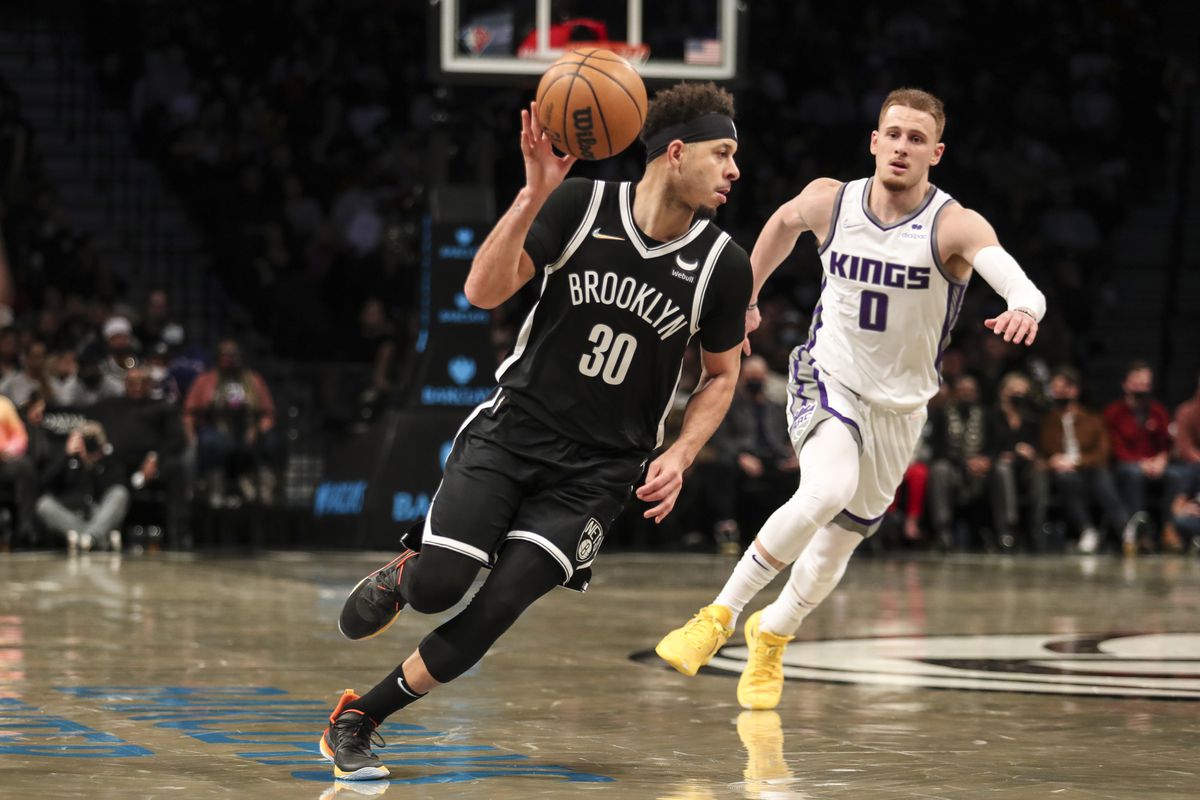 Brooklyn Nets guard Seth Curry (30) drives past Sacramento Kings guard Donte DiVincenzo (0) in the fourth quarter at Barclays Center.