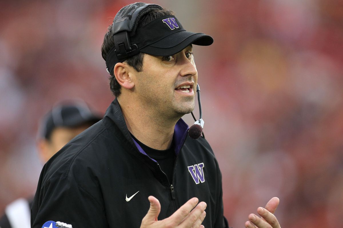 Head coach Steve Sarkisian of the Washington Huskies can't believe that he is actually being out coached on game day by USC head man Lane Kiffin.  (Photo by Stephen Dunn/Getty Images)
