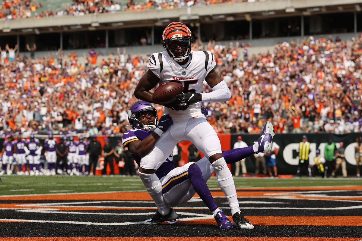 Tee Higgins #85 of the Cincinnati Bengals catches a 2-yard touchdown pass from Joe Burrow #9 during the second quarter against the Minnesota Vikings at Paul Brown Stadium on September 12, 2021 in Cincinnati, Ohio.