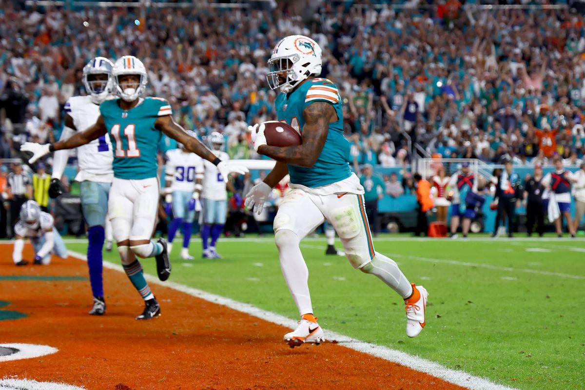 Raheem Mostert #31 of the Miami Dolphins runs the ball for a touchdown during the second quarter in the game against the Dallas Cowboys at Hard Rock Stadium on December 24, 2023 in Miami Gardens, Florida.