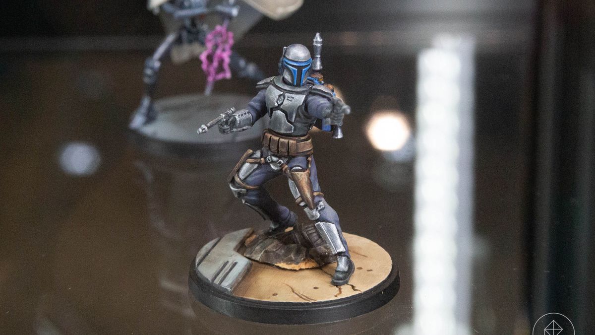 A miniature Jango Fett, blasters raised as in his final moments in the prequel films. The brushwork is invisible, and the higlights are sharp and crisp.