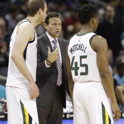 Utah Jazz head coach Quin Snyder, center, talks with Donovan Mitchell, right, and Joe Ingles, left, during the second half of an NBA basketball game in Charlotte, N.C., Friday, Jan. 12, 2018. (AP Photo/Chuck Burton)