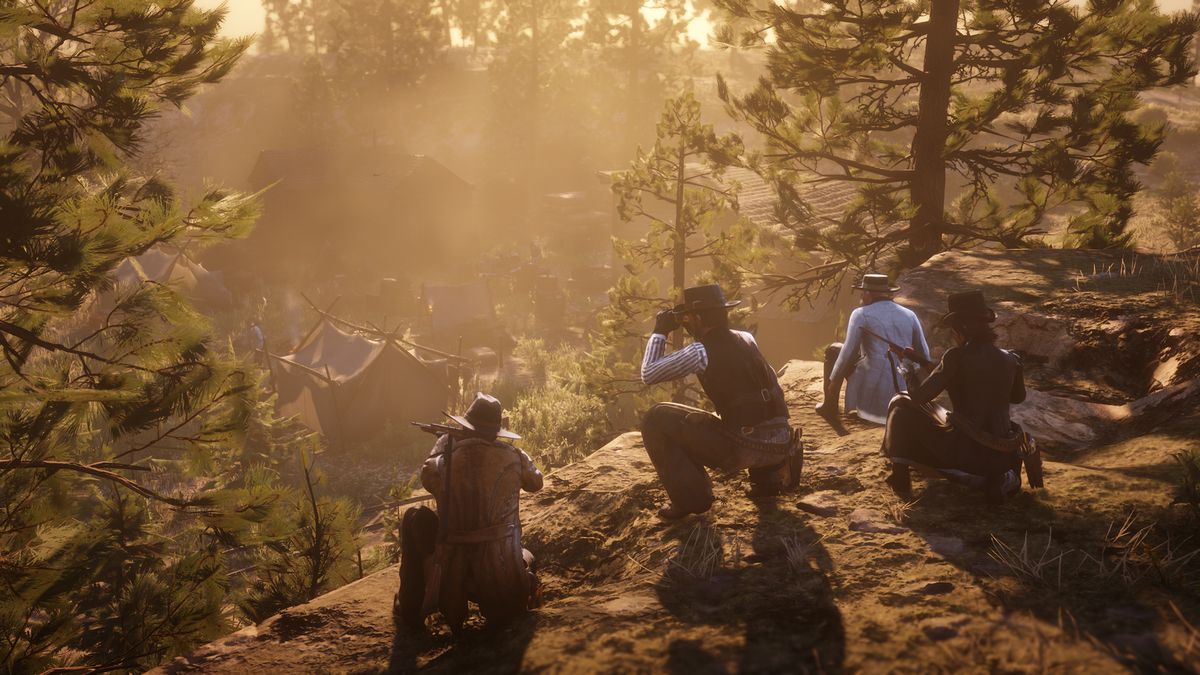 Red Dead Online - four people in a posse scouting a camp from a ridge above it
