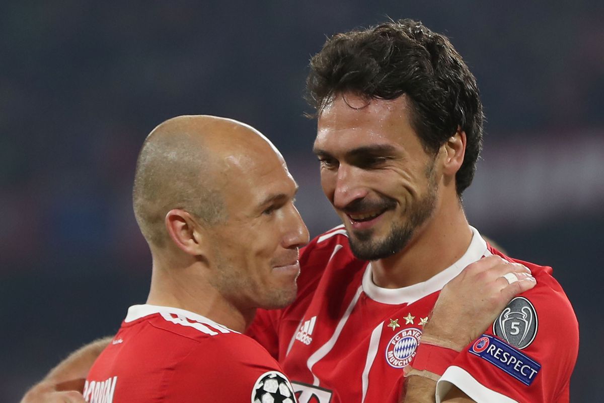 MUNICH, GERMANY - OCTOBER 18: Mats Hummels (C) of FC Bayern Muenchen celebrates his first goal with teammate Arjen Robben during the UEFA Champions League group B match between Bayern Muenchen and Celtic FC at Allianz Arena on October 18, 2017 in Munich, Germany.