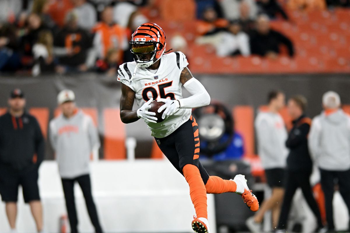 &nbsp;Tee Higgins #85 of the Cincinnati Bengals warms up before the game against the Cleveland Browns at FirstEnergy Stadium on October 31, 2022 in Cleveland, Ohio.
