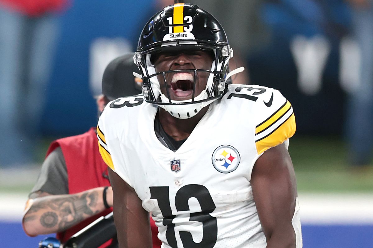 Pittsburgh Steelers wide receiver James Washington celebrates his touchdown reception during the first half against the New York Giants at MetLife Stadium.