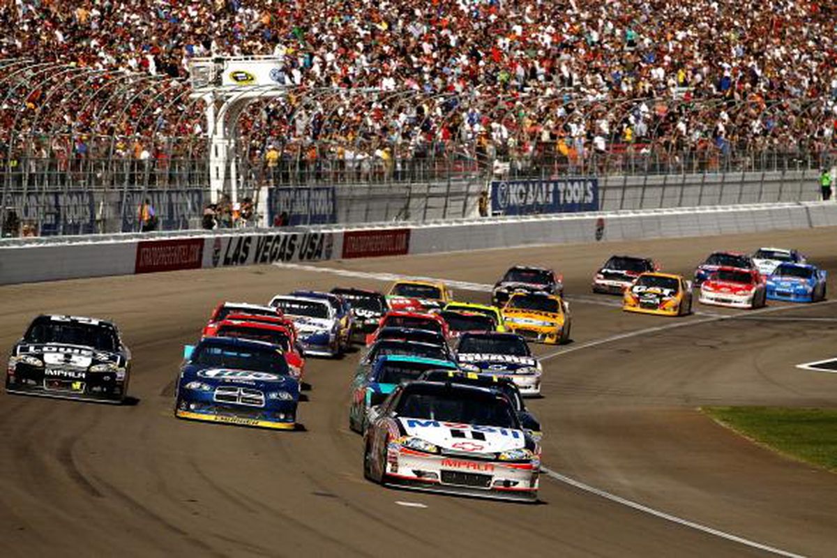Tony Stewart leads Kobalt Tools 400 at Las Vegas Speedway on Sunday