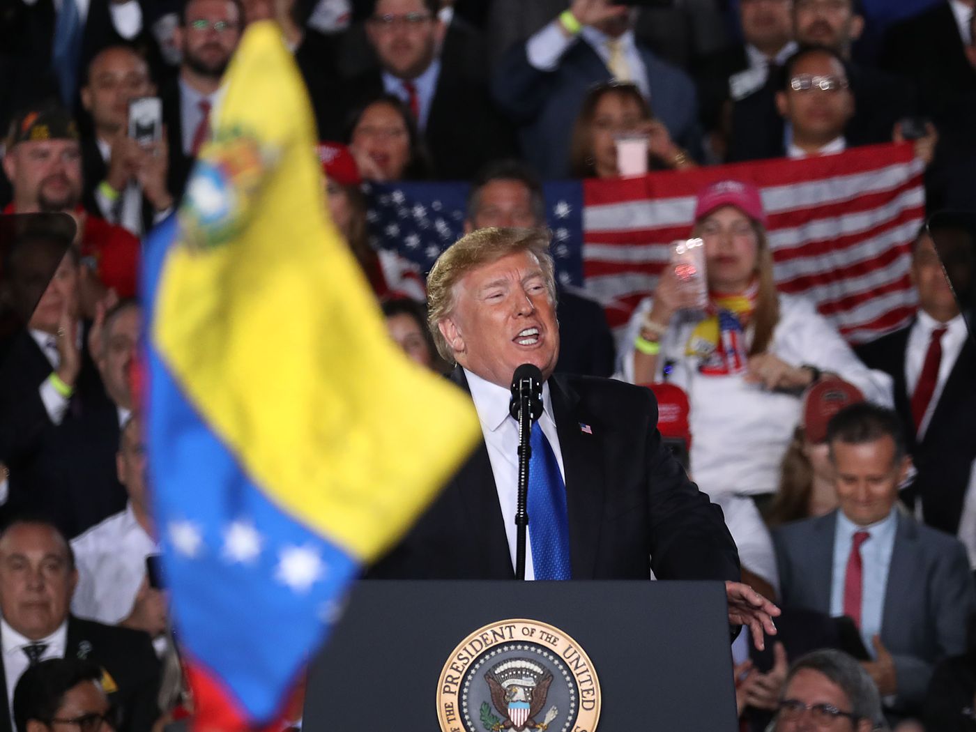 Trump'ın 2020 mitinglerinden Venezuela bayrağının göründüğü bir kare. Trump, Venezuela'da rejim değişikliği taraftarı bir grubu yoğun şekilde desteklemişti. Vox, 2020.