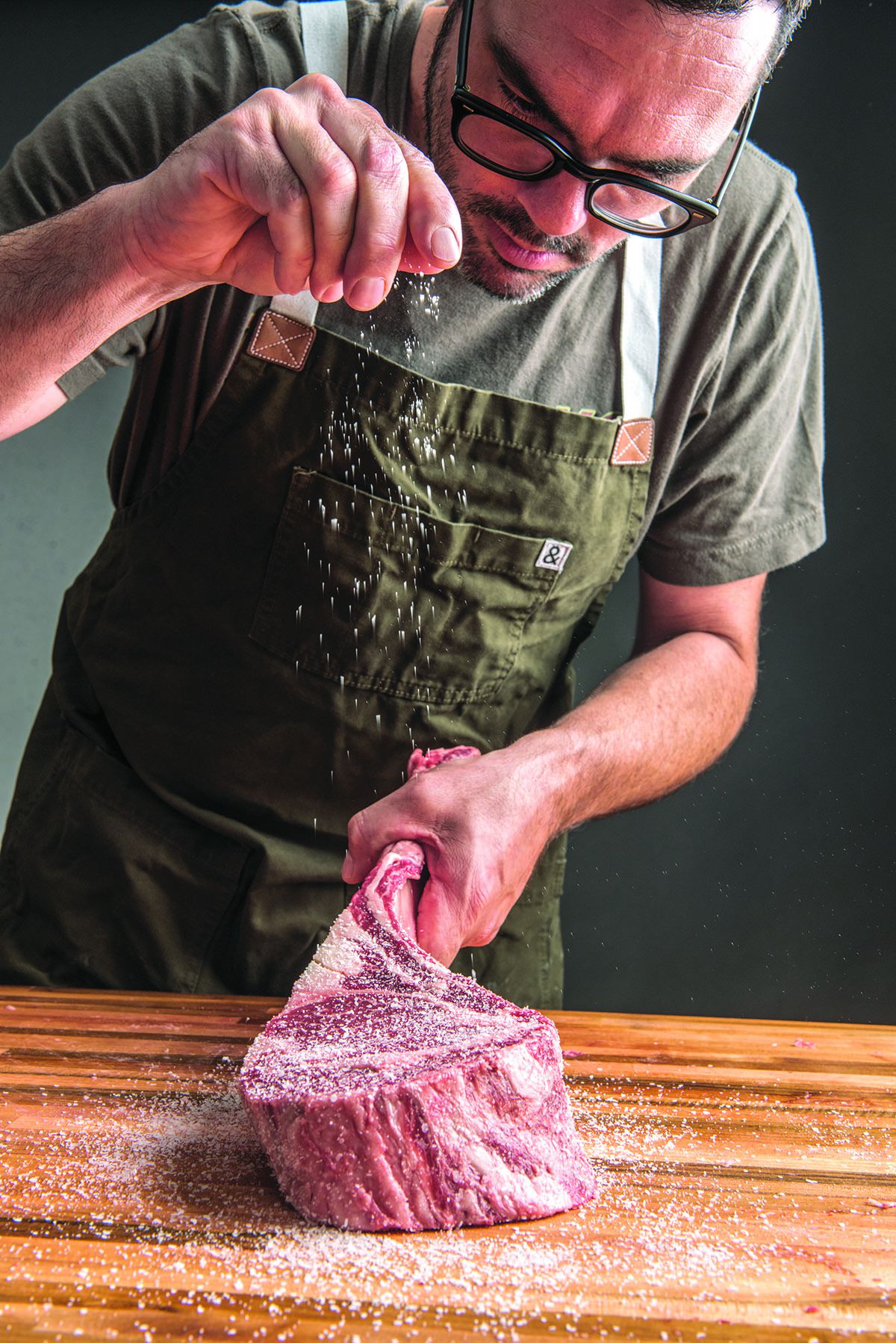 Aaron Franklin salting steak