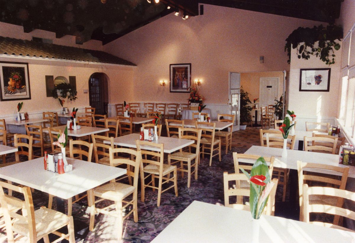 Dulan’s on Crenshaw dining room in 1992.