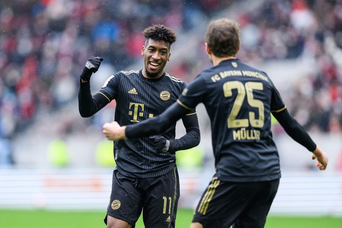 Coman celebrates with Müller after a goal against SC Freiburg in April of 2022.