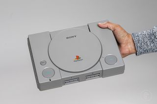 Ręka trzymająca PlayStation