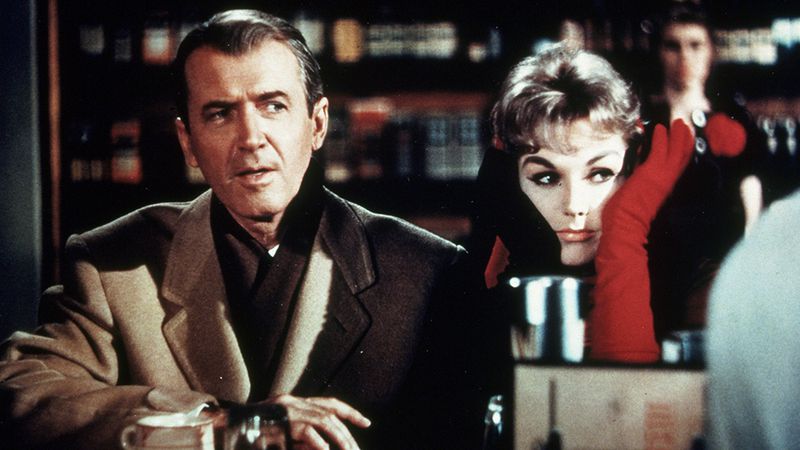 Bell Book and Candle&nbsp;: Kim Novak and Jimmy Stewart in a store