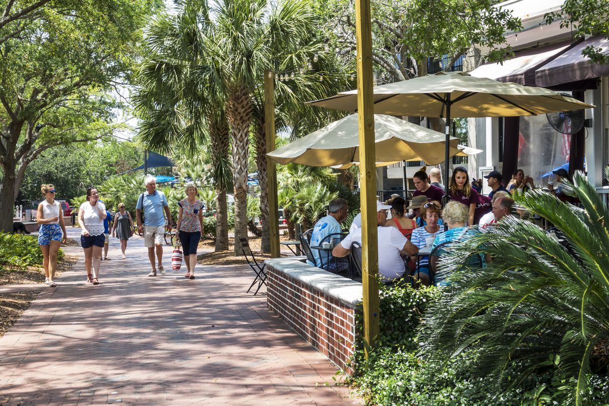 South Carolina, Beaufort, Historic Downtown, Waterfront Park, busy alfresco dining