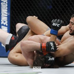 Dominick Reyes elbows Jeremy Kimball at UFC 218.