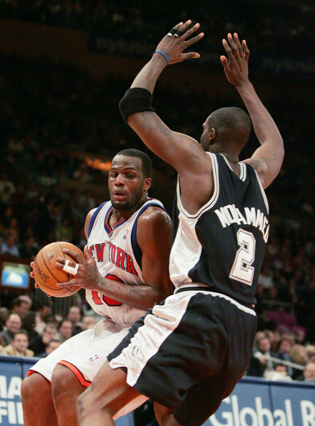 New York Knicks’ Malik Rose drives around the San Antonio Sp