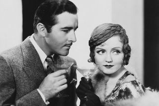 Джон Боулз в роли Пола Вандеркилла и Нэнси Кэрролл в роли Мадлен МакГонегал в фильме «Дитя Манхэттена» (1933).