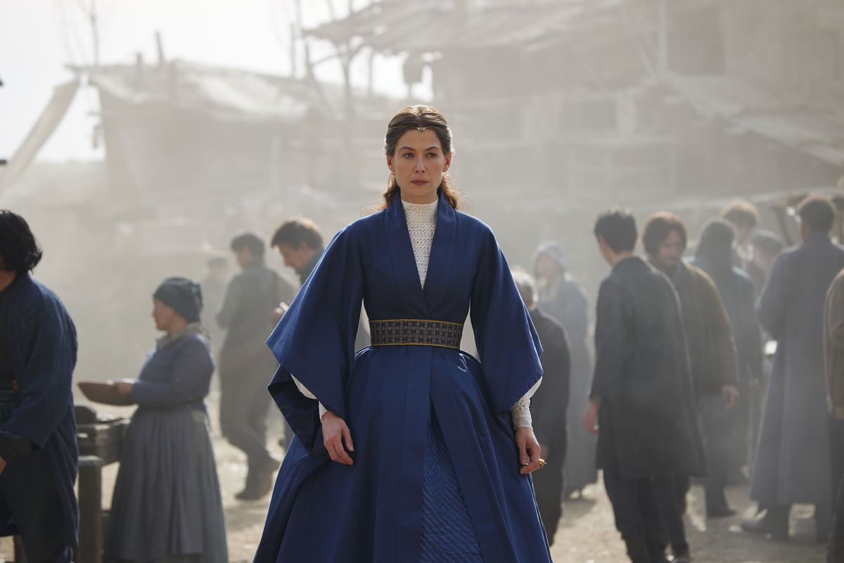 Moiraine (Rosamund Pike) standing and looking steely in Wheel of Time season 2