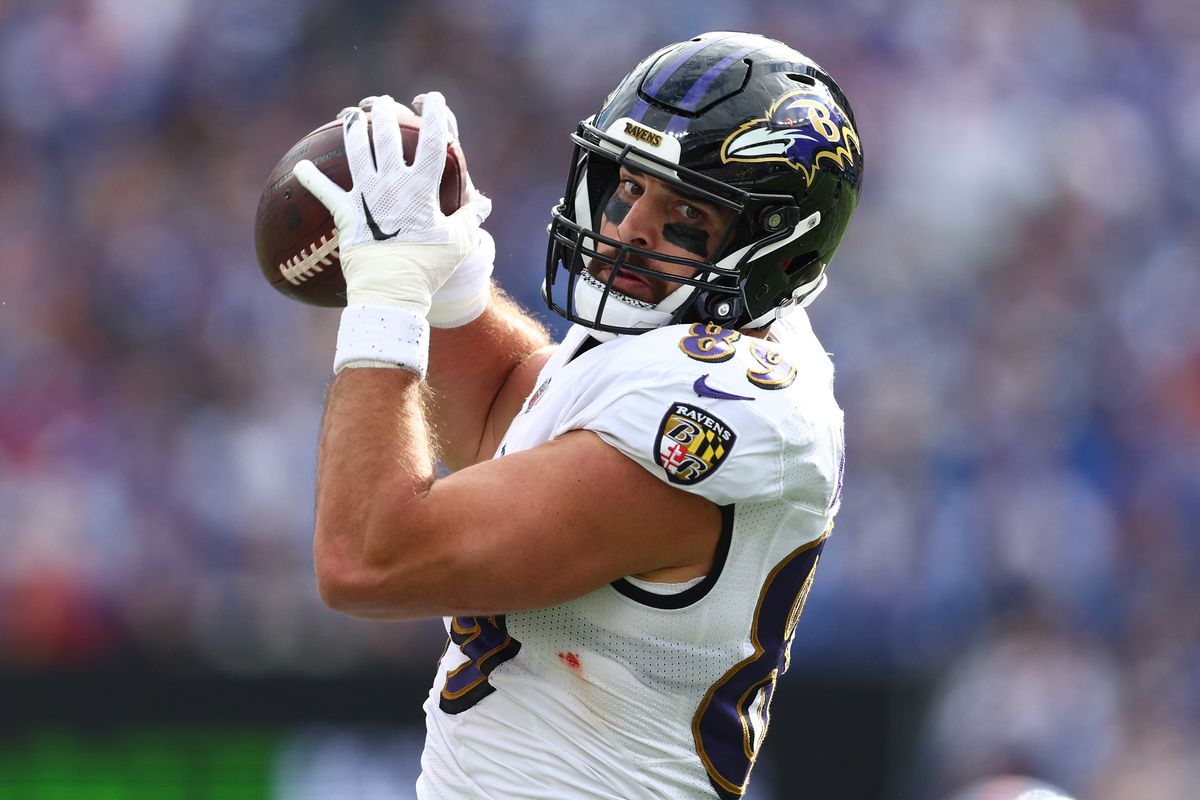 Mark Andrews #89 of the Baltimore Ravens makes a catch against the New York Giants during the third quarter at MetLife Stadium on October 16, 2022 in East Rutherford, New Jersey.