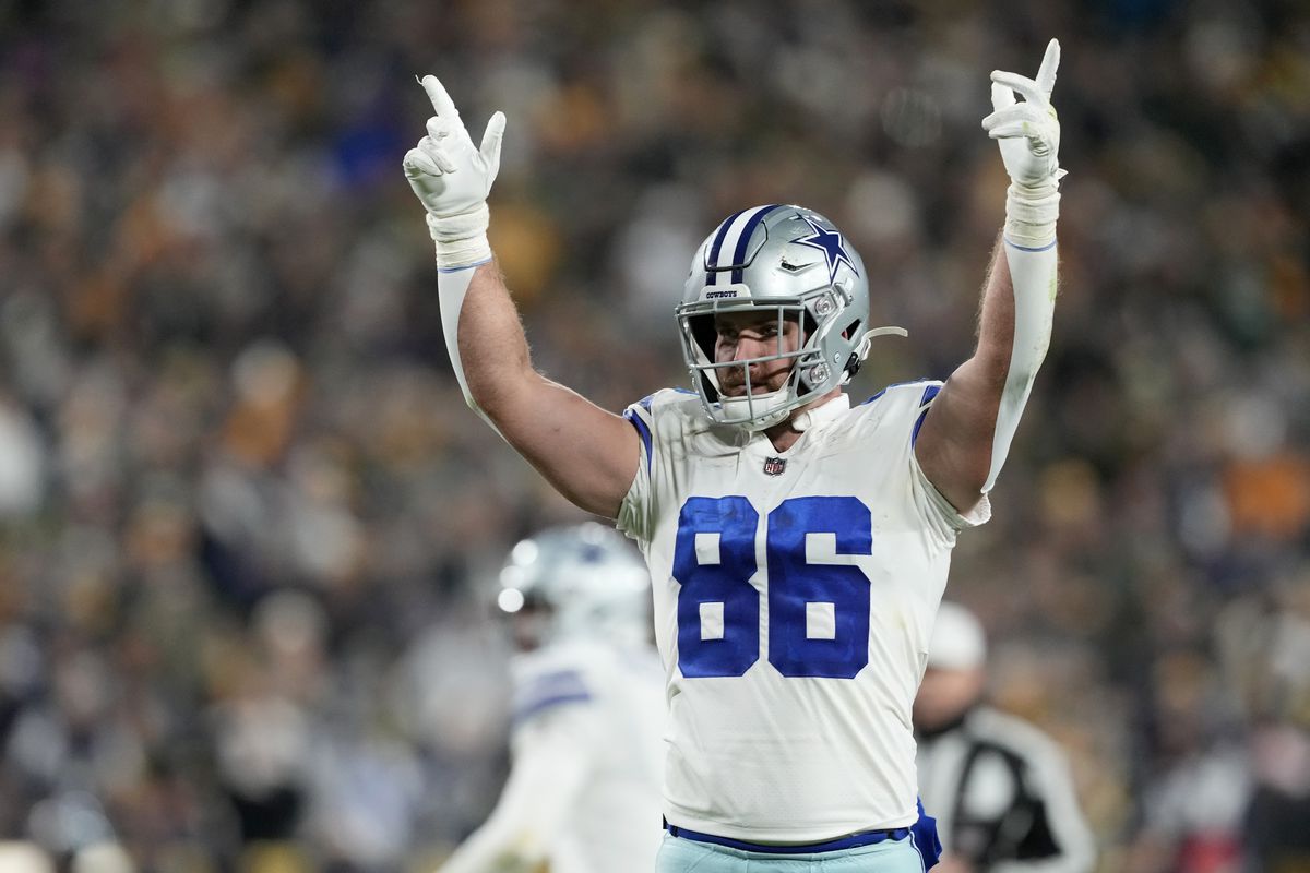 GREEN BAY, WISCONSIN - NOVEMBER 13: Dalton Schultz #86 of the Dallas Cowboys celebrates after his team scores a touchdown during the third quarter against the Green Bay Packers at Lambeau Field on November 13, 2022 in Green Bay, Wisconsin.