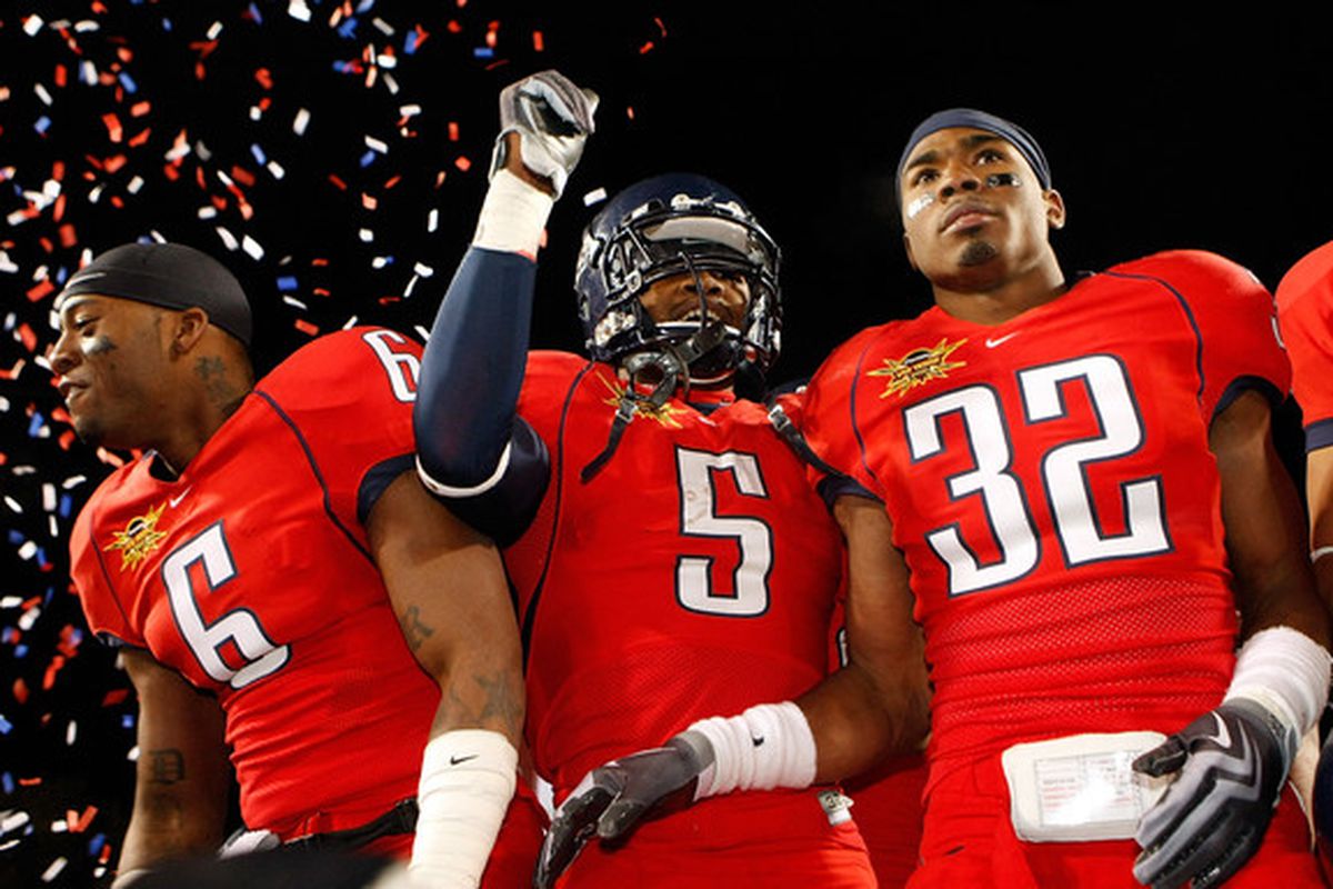 Nic Grigsby (center) celebrates with teammates following UA's Las Vegas Bowl win. (Photo by Ethan Miller/ Getty Images)