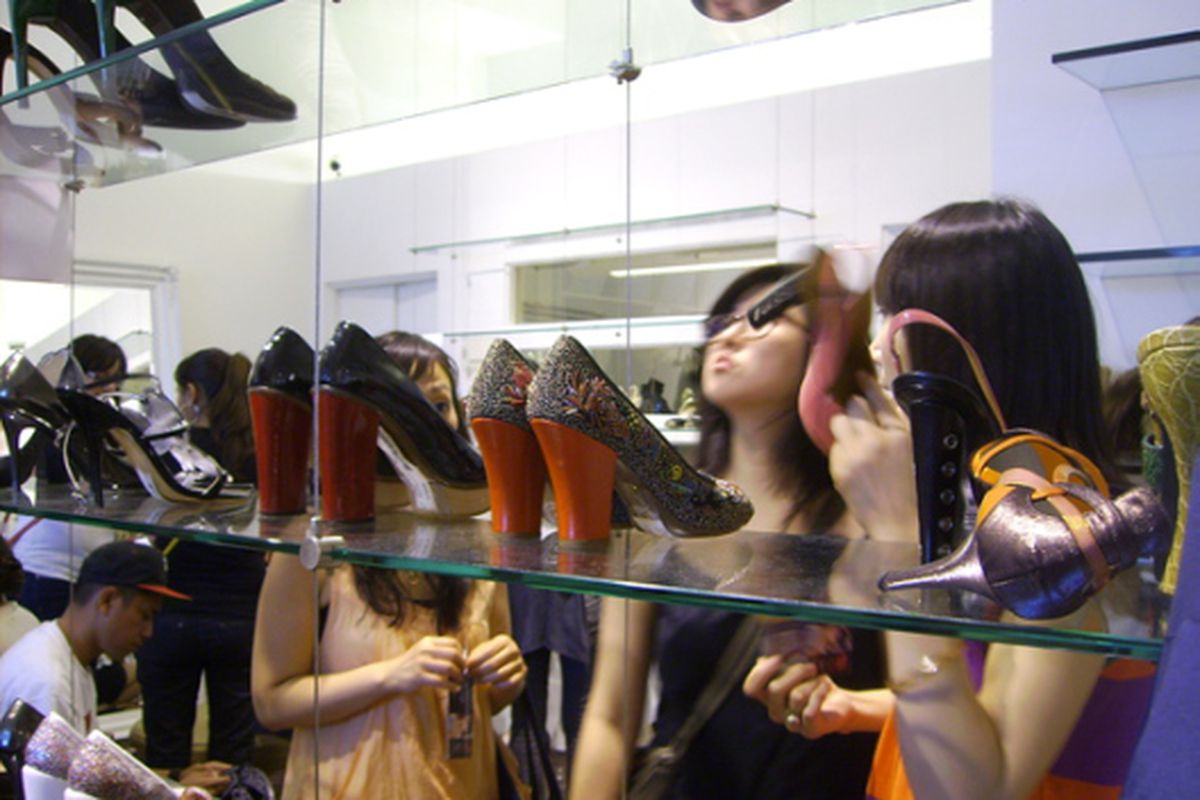 Scenes from the DecadesTwo shoe sale. Image via <a href="http://fashionintelligentsia.wordpress.com/2009/06/28/decades/">Fashion Intelligentsia</a>