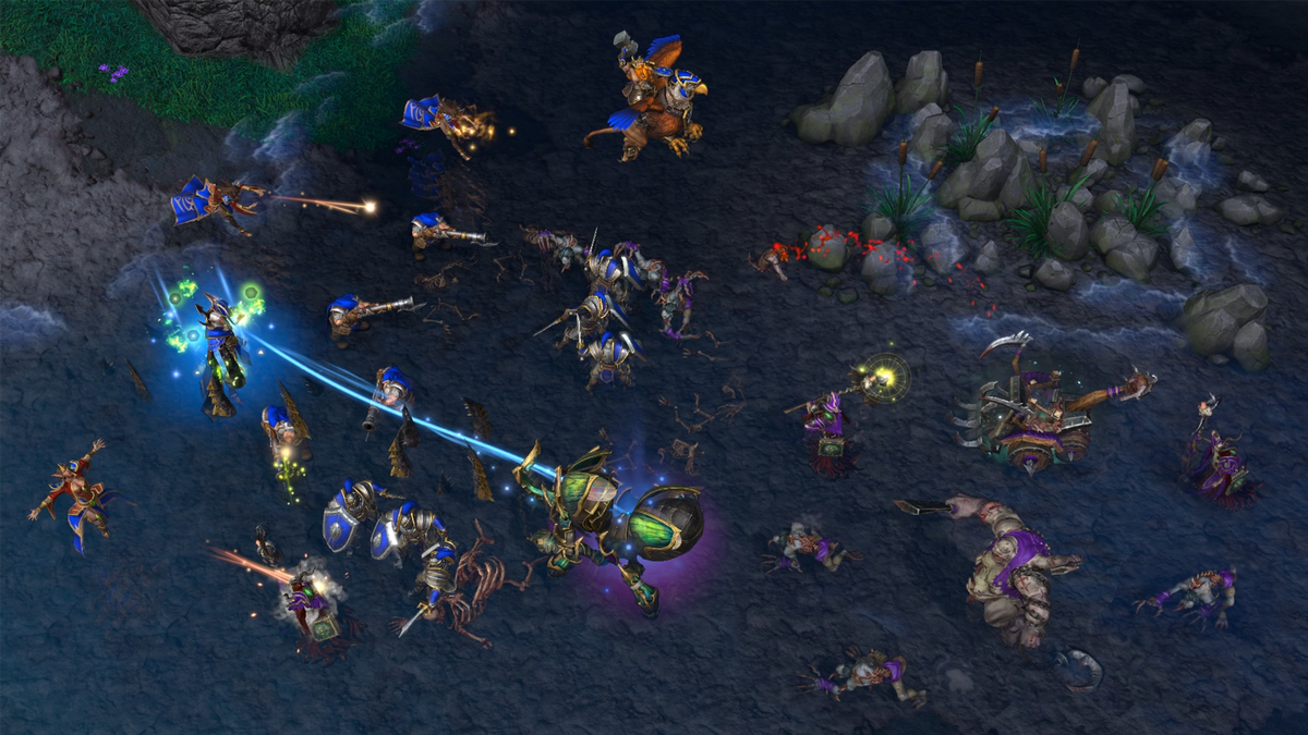 Warcraft 3: Reforged - Humans and undead skirmish on the battlefield.