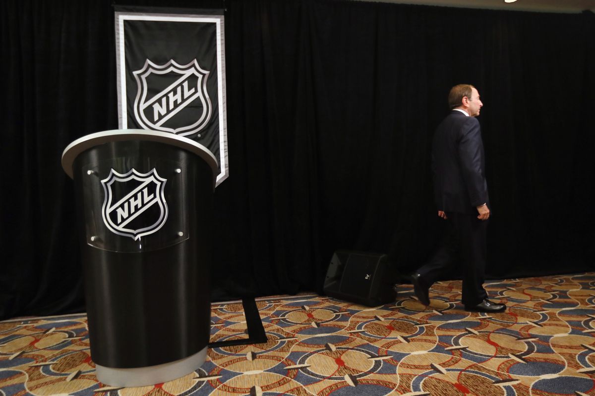 NEW YORK, NY - SEPTEMBER 13:  Commissioner Gary Bettman of the National Hockey League leaves the podium after addressing the media at Crowne Plaza Times Square on September 13, 2012 in New York City.  (Photo by Bruce Bennett/Getty Images)